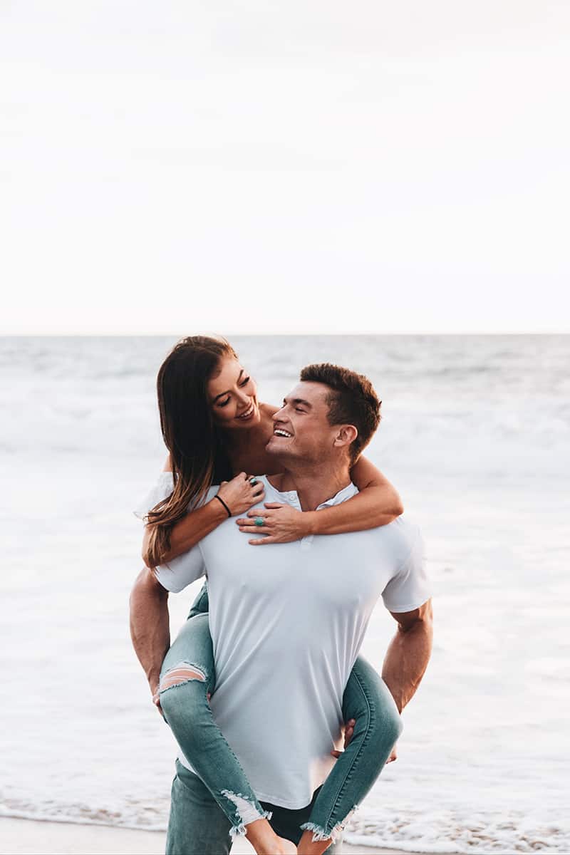 Portrait Of A Young Couple Boyfriend Piggybacking His Girlfriend Stock Photo  - Download Image Now - iStock